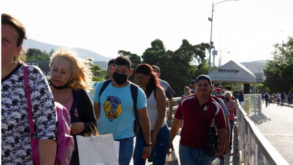 Dólar a 5 mil pesos, ¿cómo afecta a los migrantes venezolanos?
