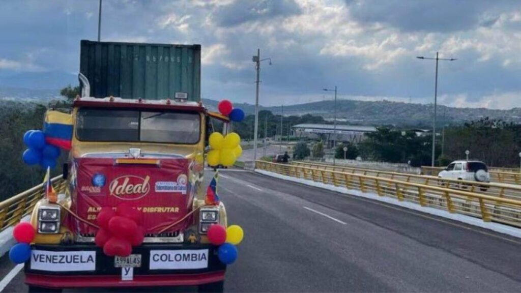 Inició el paso de carga por el puente Atanasio Girardot, frontera con Venezuela