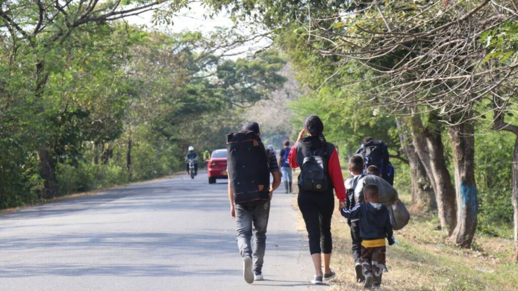 La resiliencia de una familia de caminantes venezolanos