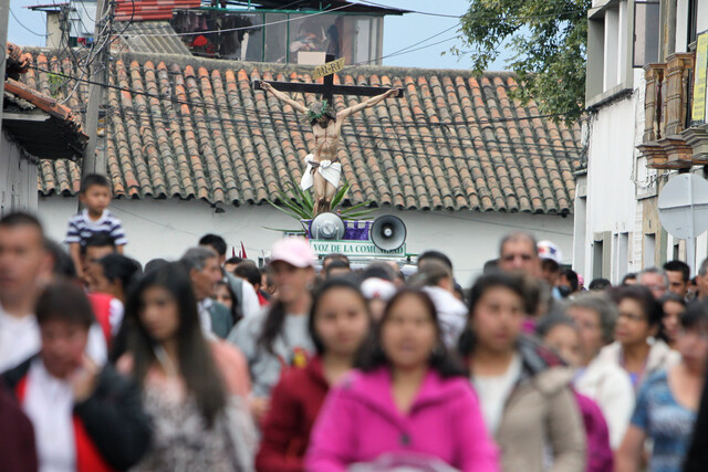 Por todo el país, las procesiones de Semana Santa son seguidas por miles de feligreses, que conmemoran la crucifixión de Jesús y luego su resurrección.