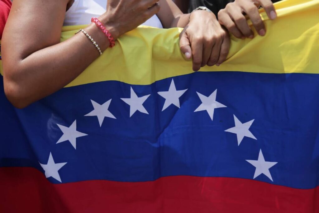Venezolanos sostienen bandera.
