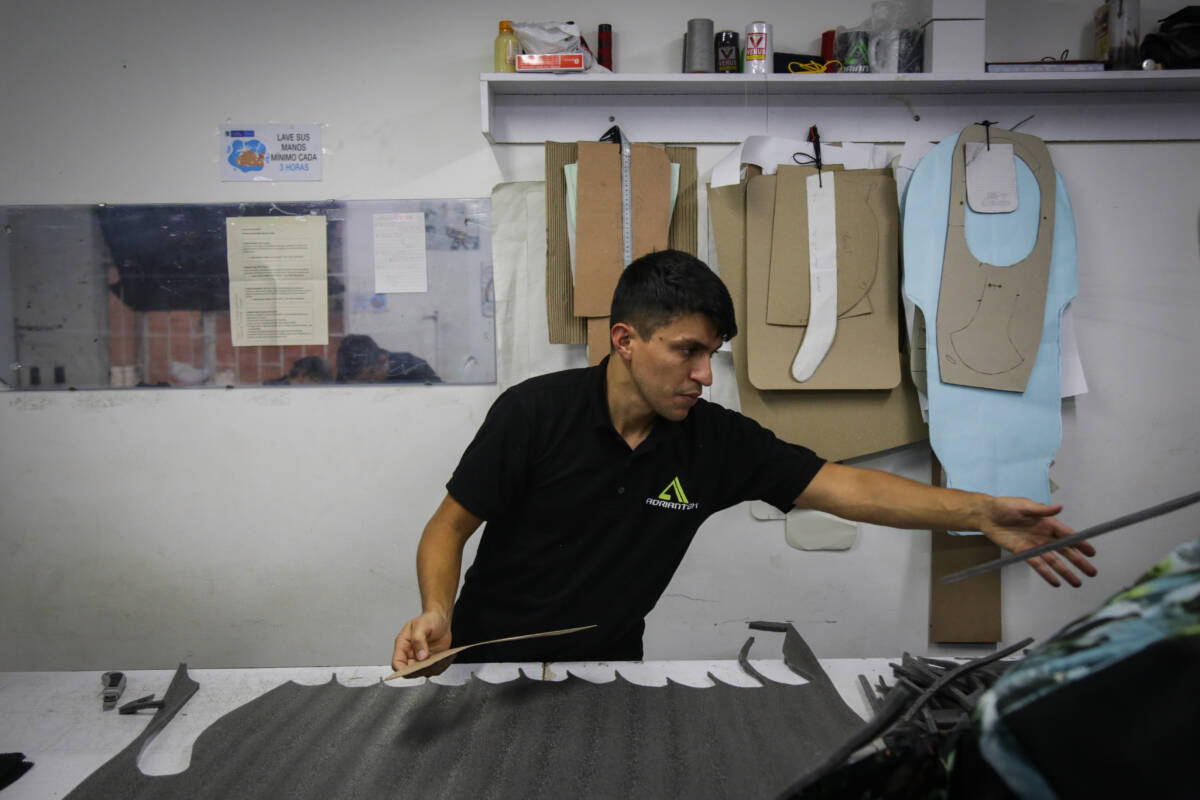 Adriantex, es una pequeña empresa creada por un migrante venezolano y que genera algunos empleos en Colombia