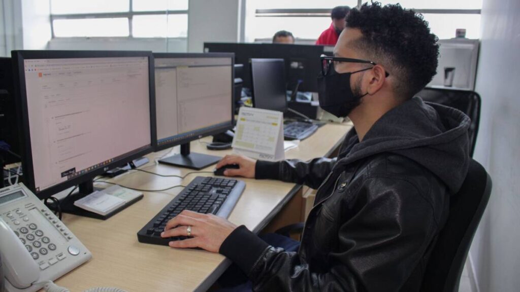 Ofrecen 90 becas para migrantes venezolanos en programación digital