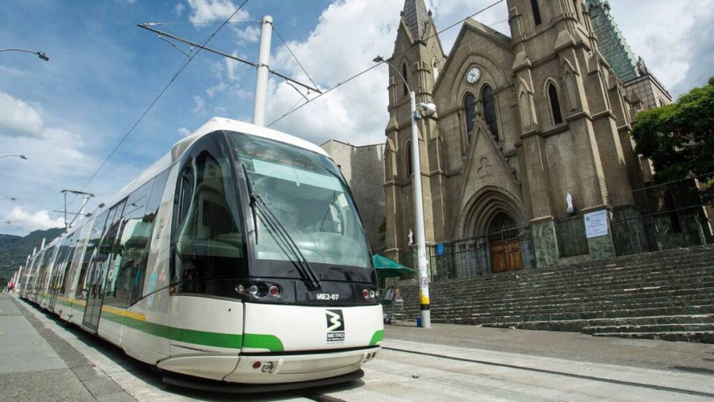 ¿Cómo funciona el sistema de transporte público masivo en Medellín?