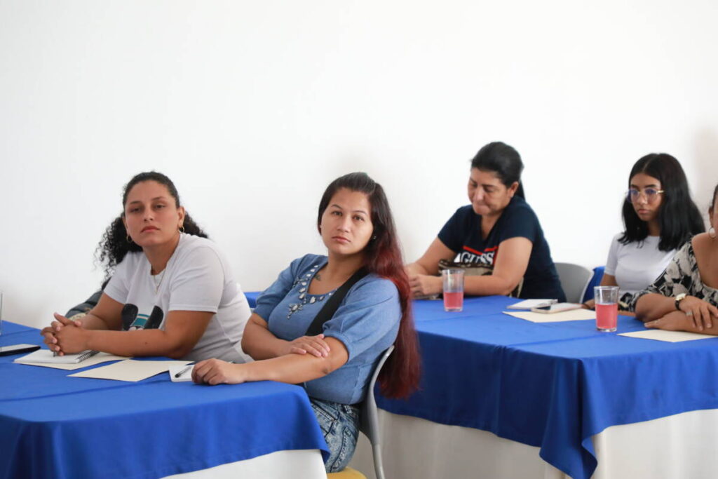 25 mujeres, entre venezolanas y colombianas retornadas participaron en la mesa de trabajo para la formulación las nuevas políticas públicas de la ciudad (Crédito: Colprensa - Jairo Cassiani)