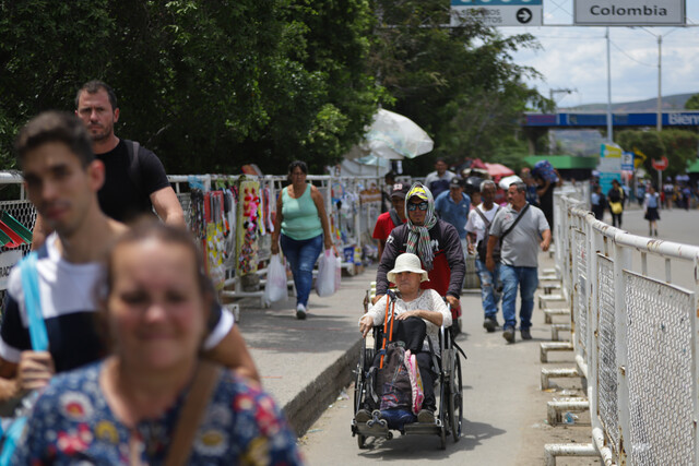 El Puente Internacional Simón Bolívar, que comunica a Colombia con Venezuela, sigue siendo principalmente un paso peatonal, pese a que desde el 28 de septiembre está habilitado el paso de camiones de carga. (Colprensa - Álvaro Tavera)