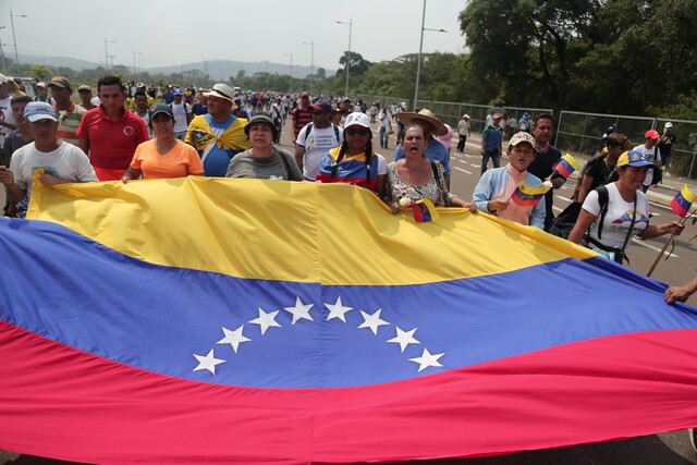 Mujeres venezolanas lideran movilización desde el puente Tienditas en la frontera colombo-venezolana (Crédito: Colprensa - Sofía Toscano)