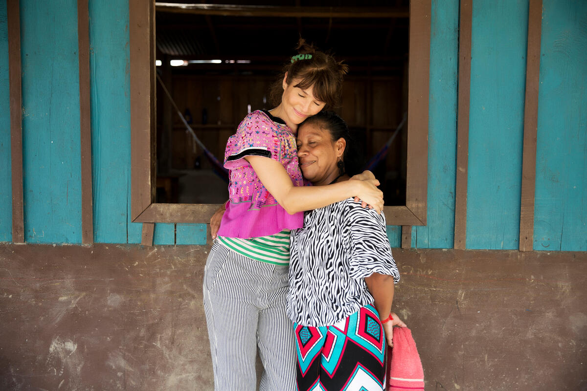 Helena Christensen, Embajadora de Buena Voluntad del ACNUR, la Agencia de la ONU para los Refugiados, viajó a Colombia y se reunió con Luzmila Ismare, la coordinadora de la asociación de mujeres indígenas desplazadas de Unión Wounaan en Chocó (Crédito: Cortesía ACNUR)