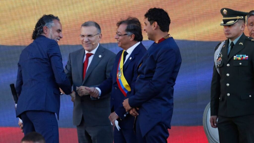 "Embajador, vaya usted mire a ver cómo está la casa de Colombia": Gustavo Petro
