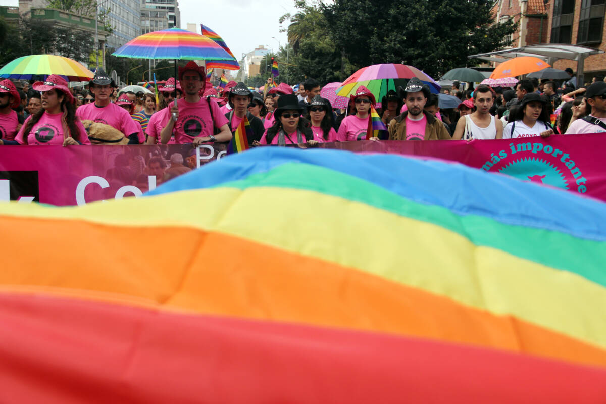 Con una marcha por las calles de Bogotá, en el día Internacional de la Dignidad LGTBI, miles de personas desfilaron pidiendo ser tratados sin discriminación (Colprensa: Germán Enciso).