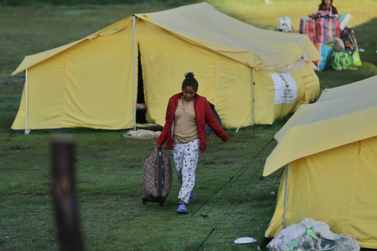 En el campamento humanitario de paso, que se dispuso para venezolanos en Bogotá, se realizó el desalojo (Colprensa - Sofía Toscano)