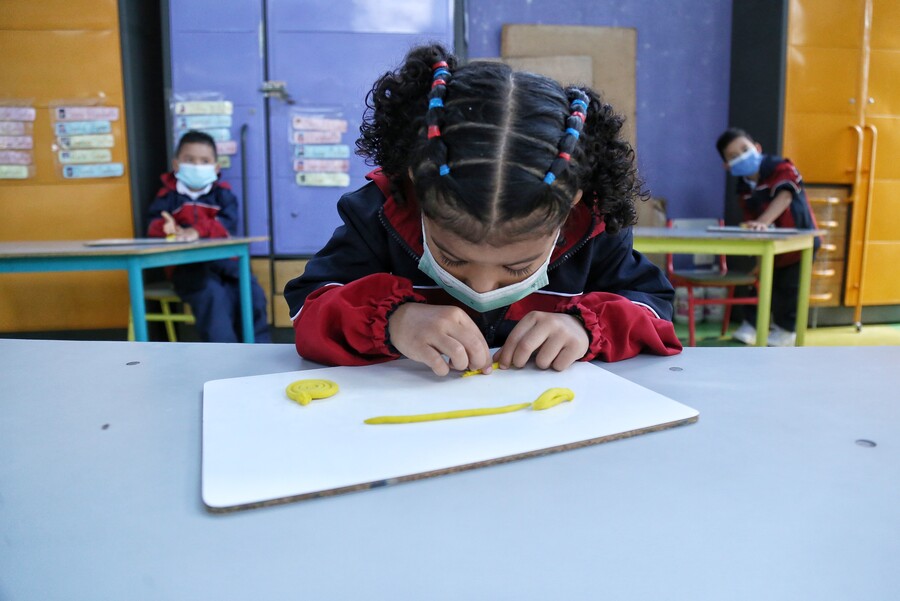 Niña en un colegio público de Bogotá. Imagen de referencia. (Colprensa - Camila Díaz)