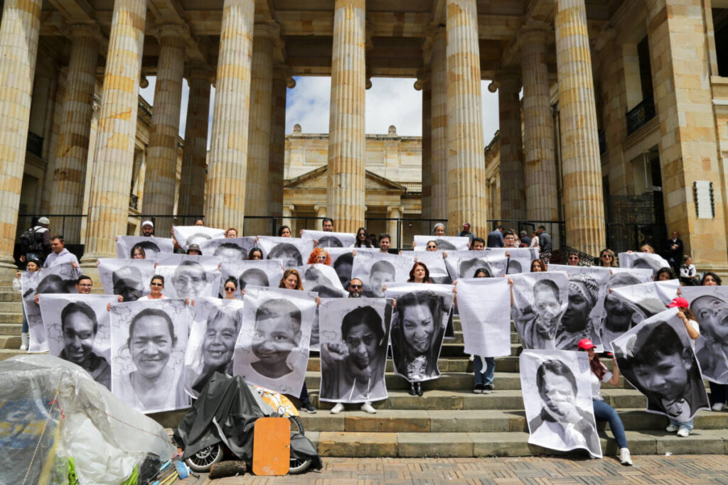 En el marco del Día Internacional de los Refugiados, se llevó a cabo un homenaje en la Plaza de Bolívar para visibilizar a la comunidad migrante. (Colprensa - Mariano Vimos)