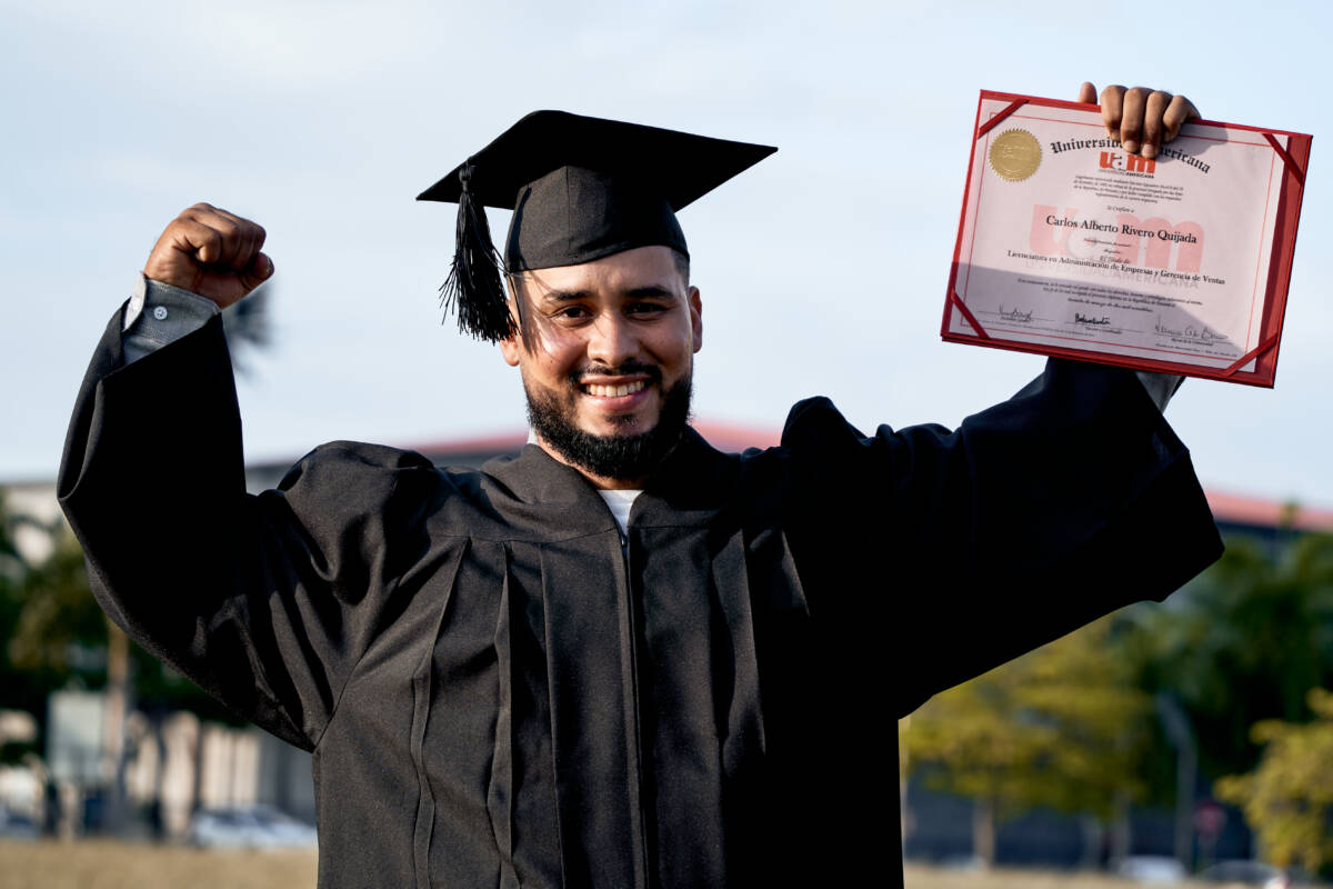 Carlos Rivero durante su graduación como administrador de empresas