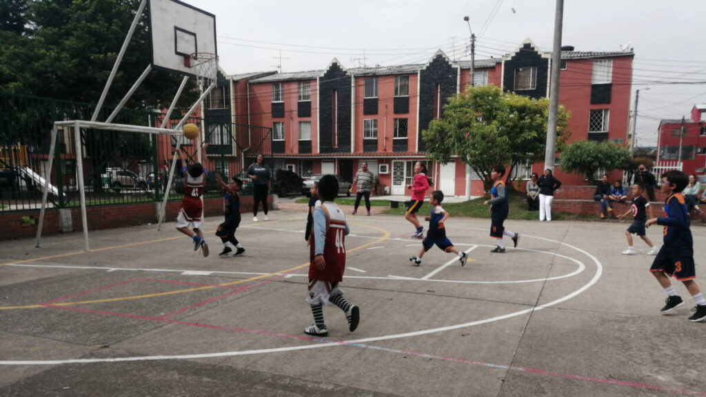 El baloncesto une los sueños de los migrantes en un barrio de Bogotá
