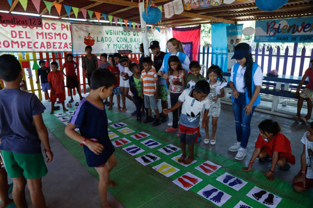 Niños y niñas reciben refuerzo escolar en el departamento de La Guajira (Colprensa - Camila Díaz)
