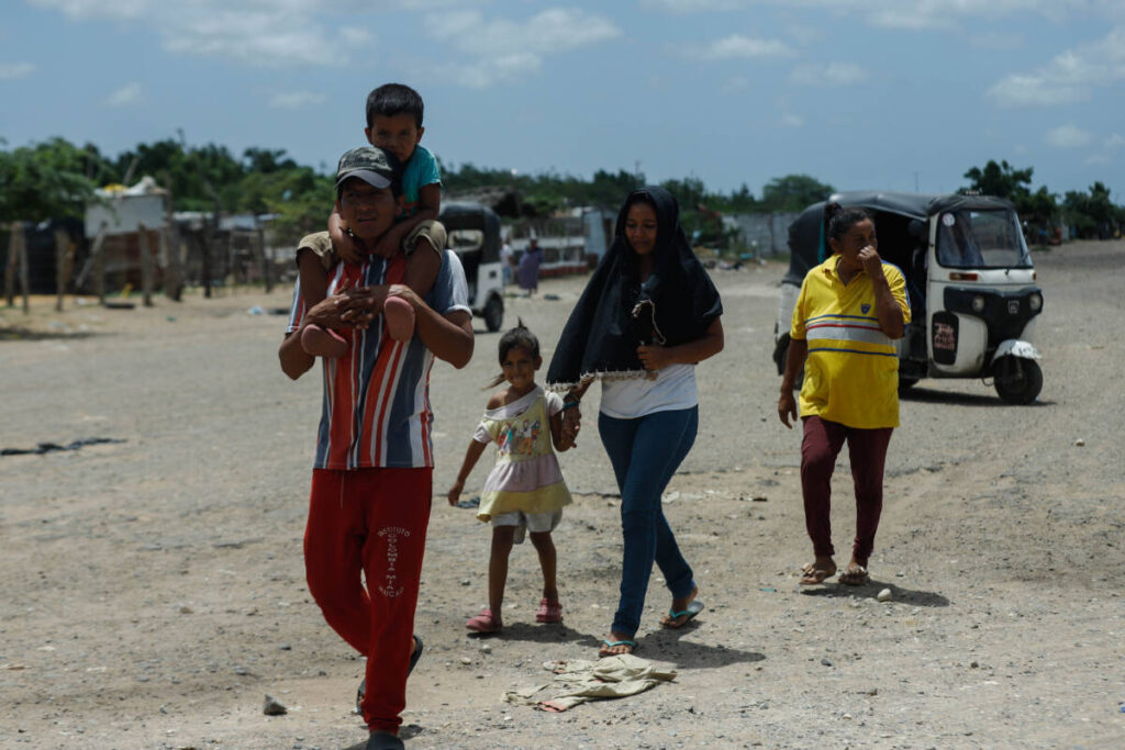Maicao: La pista de aterrizaje que miles de migrantes tratan de convertir en su hogar