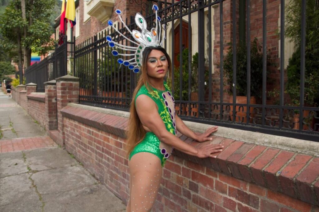 Marchar por el orgullo lejos de casa: 'drag queen' y migrante en la inmensa Bogotá