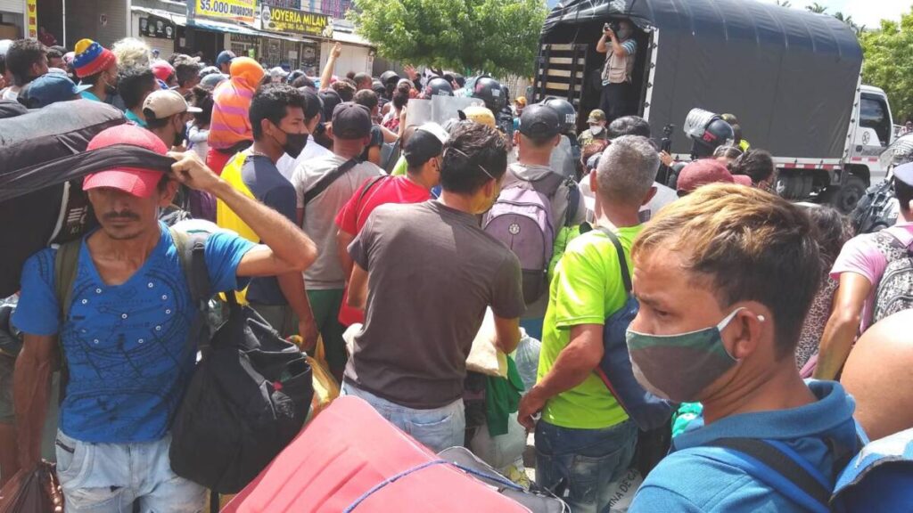 La inclemente espera de los venezolanos que necesitan entrar a su tierra