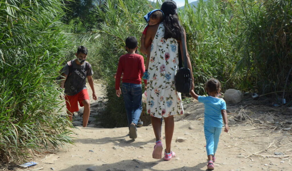 Desamparo: la dolorosa historia de las niñas y niños abandonados en la frontera
