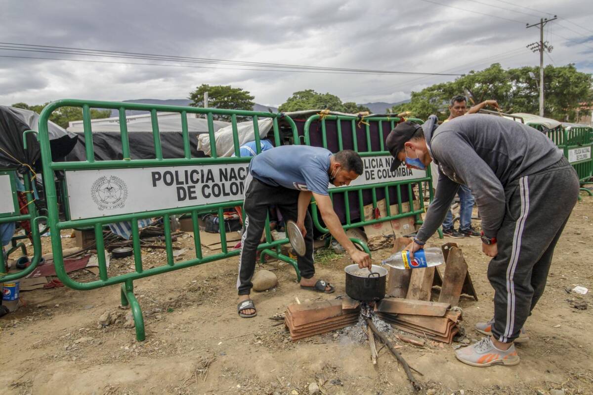 Migrantes venezolanos montaron cambuches aguardando ingreso a Tienditas