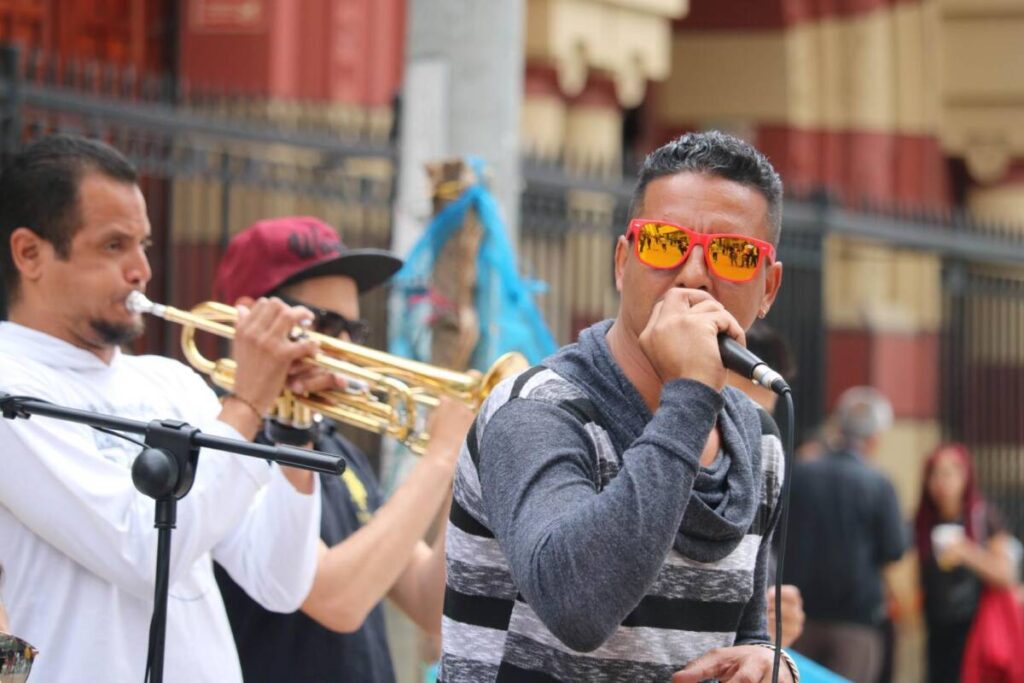 Músicos con sueños migrantes: de grandes escenarios en Venezuela a una calle en Bogotá