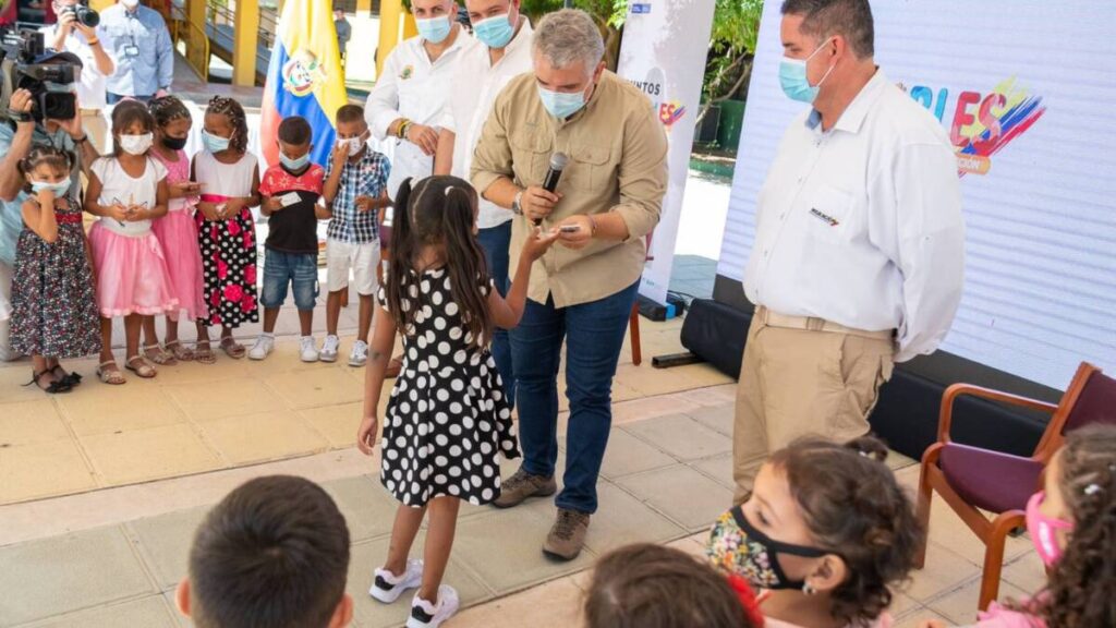 FOTOS| Presidente Duque entregó nuevos PPT a niños venezolanos en Maicao