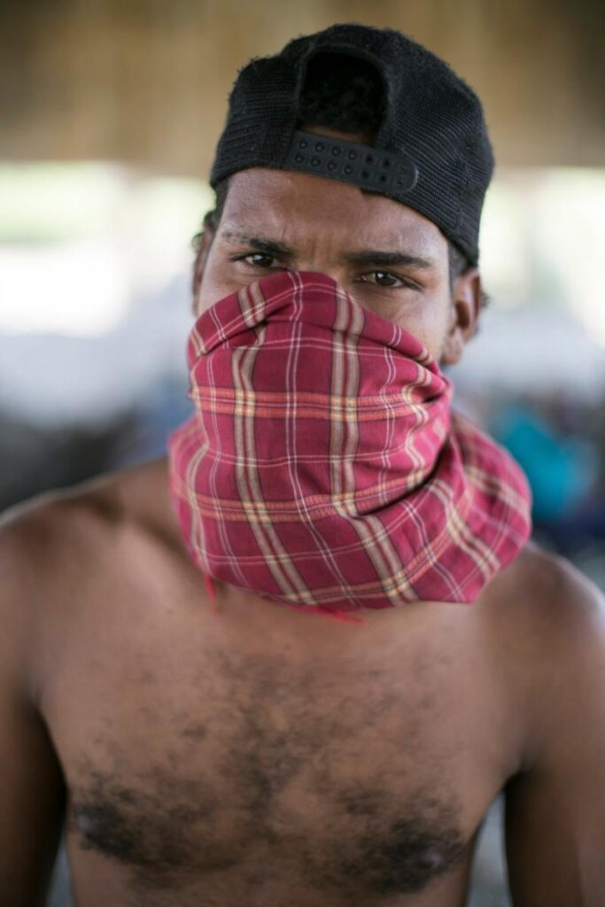 Encapuchados: la espera de «La resistencia» en la frontera