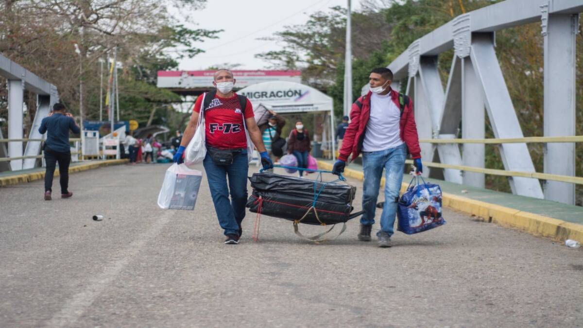 FOTOS | Más de 500 migrantes han regresado por la frontera de Arauca