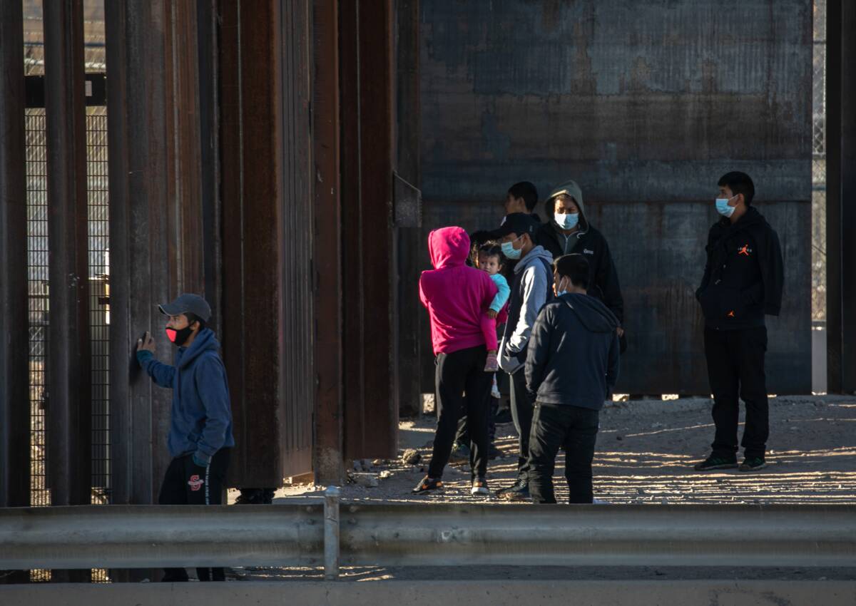 Migrantes intentando cruzar la frontera de México a Estados Unidos. Cortesía Europa Press