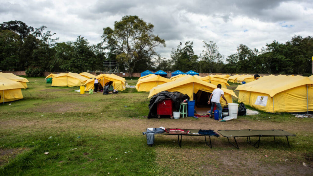 “Asustados” y “sin nada”: así esperan los migrantes el cierre del campamento en Bogotá