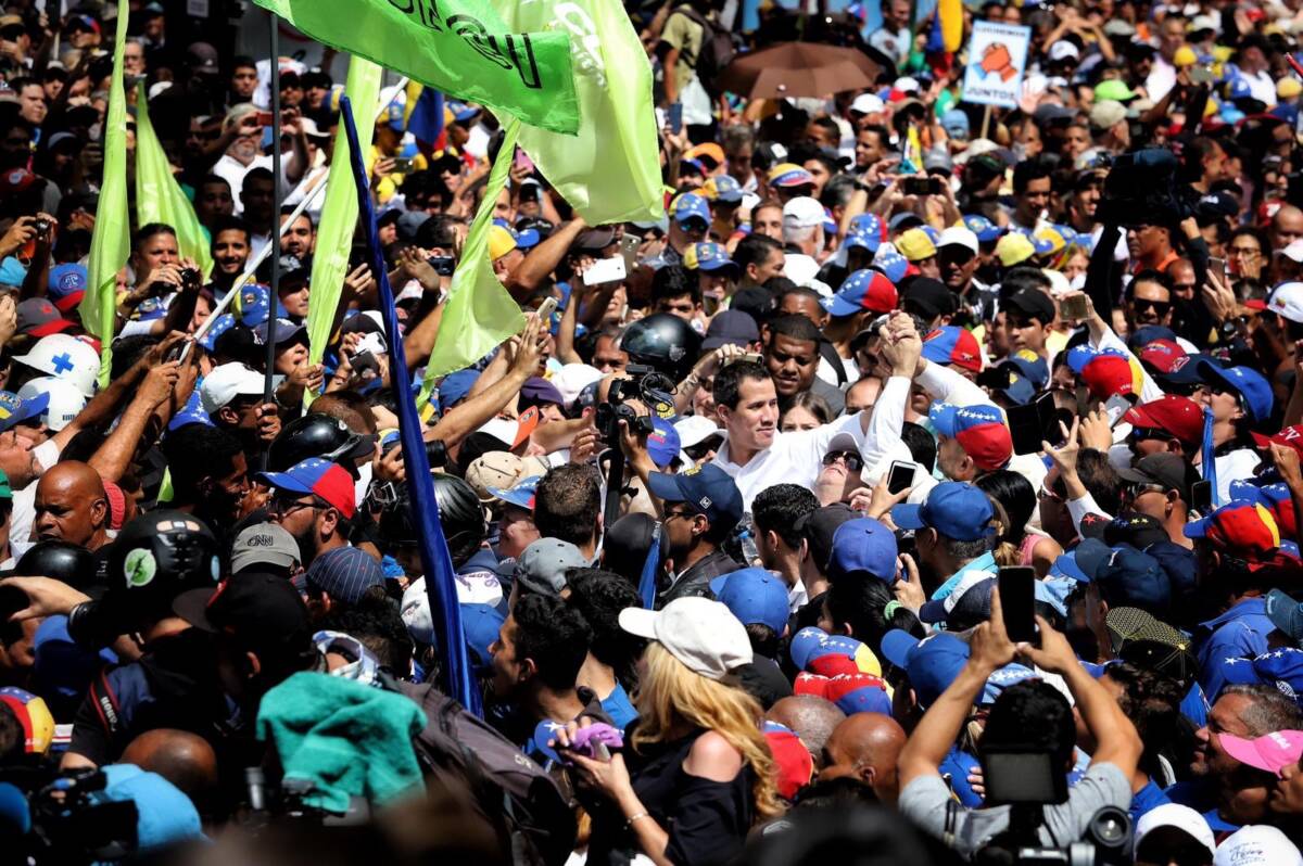 Guaidó no logró marchas masivas en su intento por "seguir el ejemplo de Bolivia"