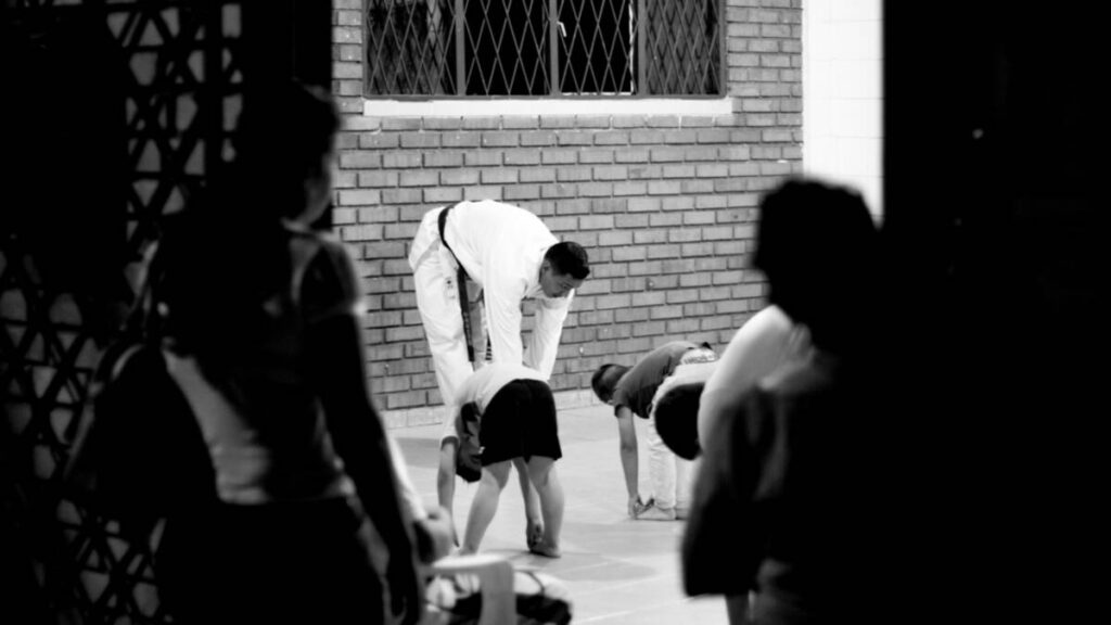 Los golpes de Pedro, un venezolano que enseña karate en Bucaramanga