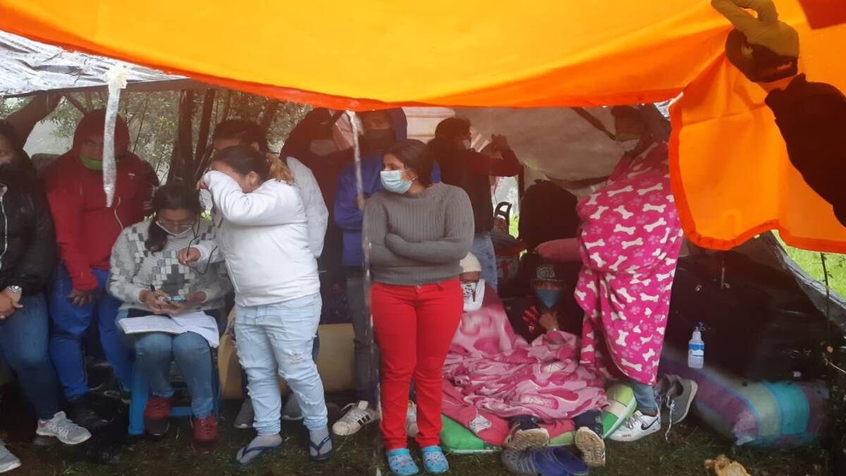 FOTOS | En medio de la lluvia, 308 venezolanos esperan para retornar a casa