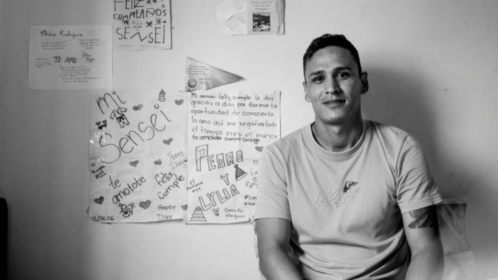 Los golpes de Pedro, un venezolano que enseña karate en Bucaramanga