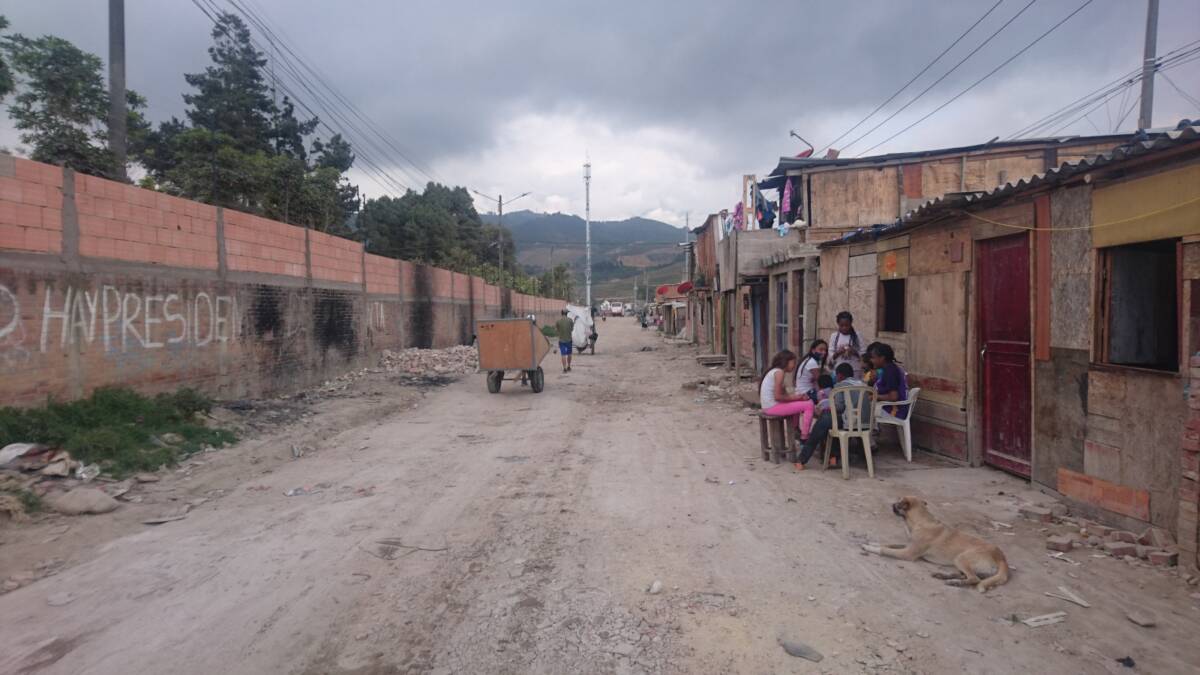 Con madera y cartón, venezolanos rehacen sus vidas en Soacha