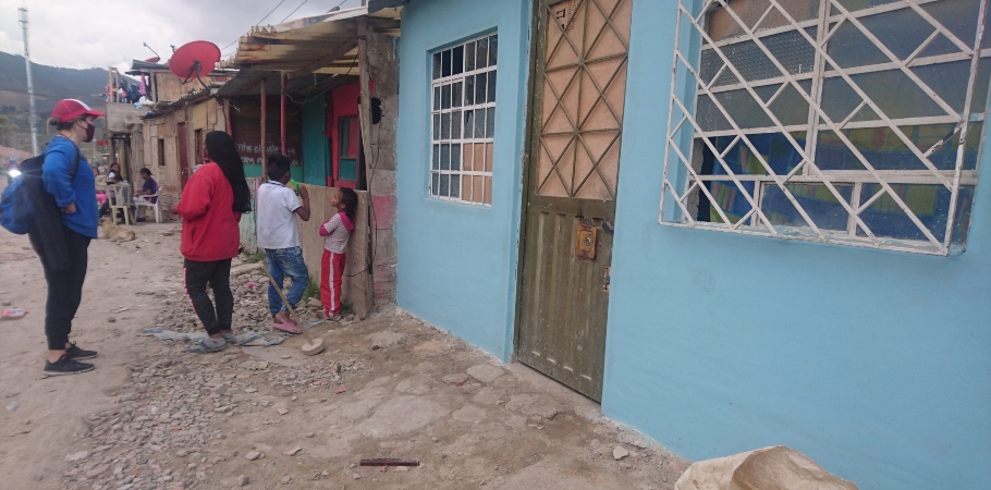 Con madera y cartón, venezolanos rehacen sus vidas en Soacha