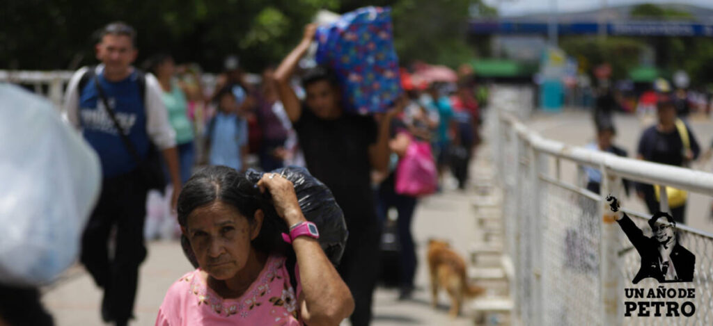 Migrantes venezolanos cruzando la frontera con Colombia. (Colprensa-Álvaro Tavera). Especial Un año de Petro.