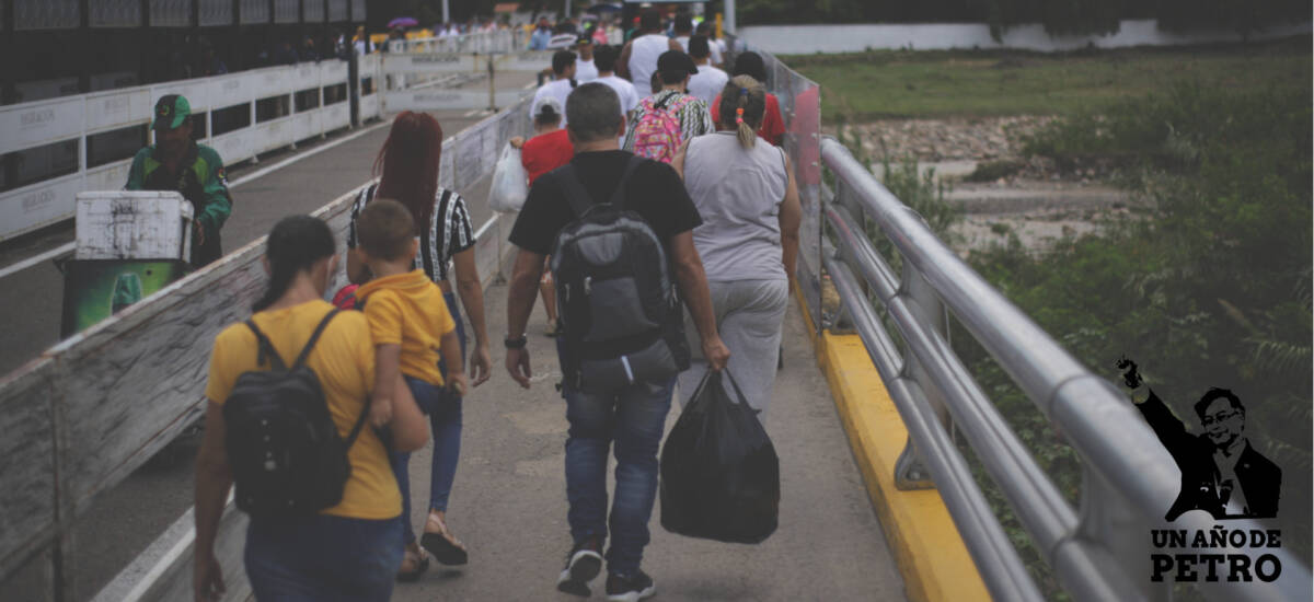 Cruce de personas por el puente Simón Bolívar, frontera entre Colombia y Venezuela (Colprensa - Álvaro Tavera). Especial Un año de Petro.