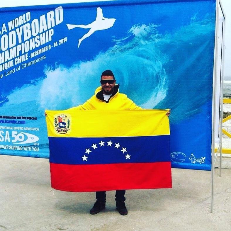 El entrenador de surf venezolano que trajo la primera medalla de oro a Colombia