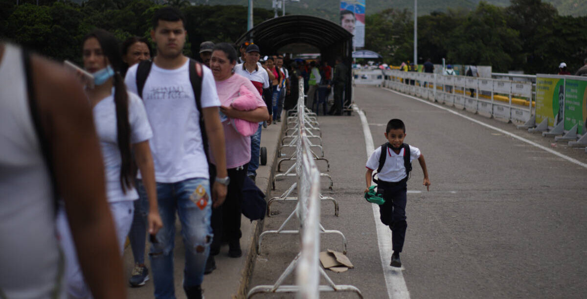 Cruce de la frontera entre Venezuela y Colombia. Álvaro Tavera