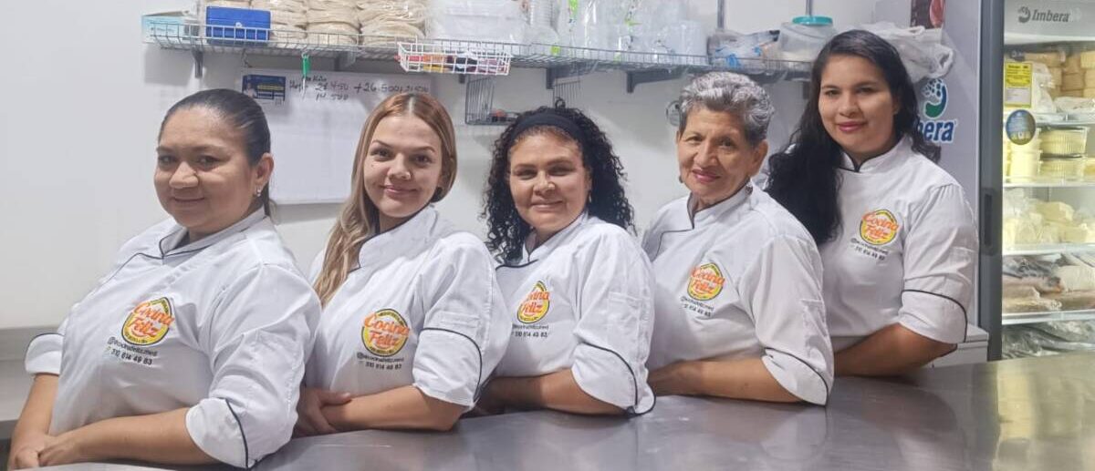 Las manos de estas mujeres, con productos fabricados en Colombia, hacen alimentos con verdaderos sabores venezolanos/Foto Cortesía