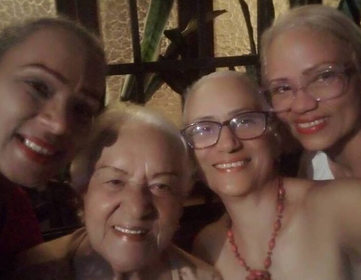 Milagro Romero (primero a la izquierda) retornó al seno de la familia