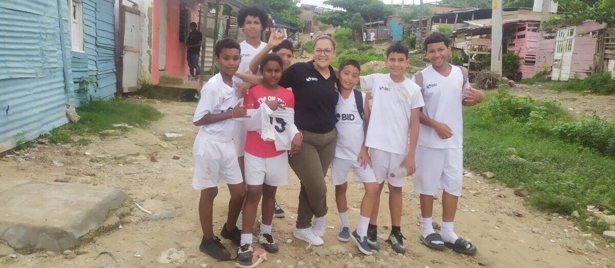 Nola Urdaneta, trabajadora humanitaria venezolana en Villa Caracas, Barranquilla.