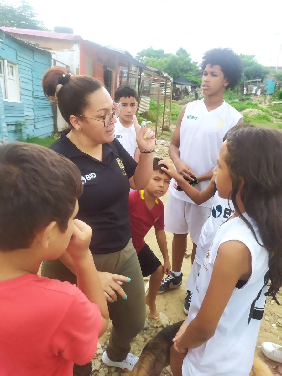 Nola Urdaneta, trabajadora humanitaria venezolana en Villa Caracas, Barranquilla.