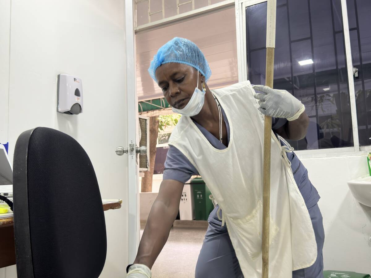 En su labor invaluable como integrante del equipo de servicios generales en la E.S.E. Hospital Nuestra Señora de Los Remedios de Riohacha, Meleide Rodríguez es una aliada de la población migrante.