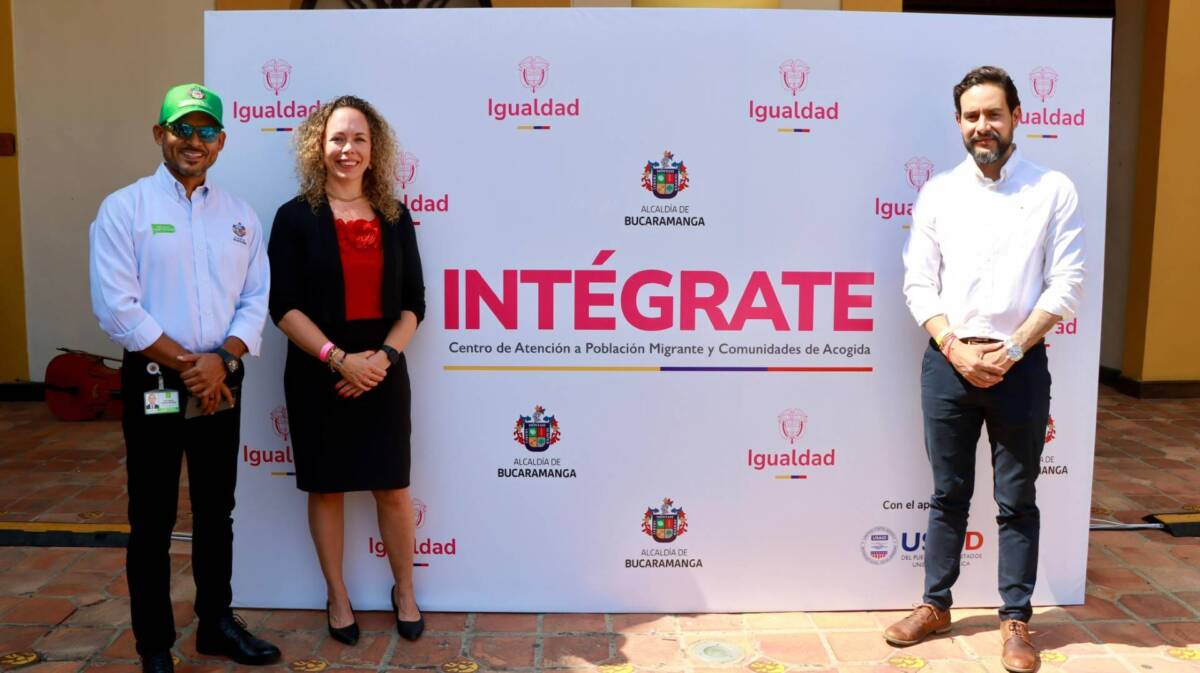 En la foto: Ivan Torres, secretario de Desarrollo Social de Bucaramanga; Jennifer Horsfall, directora Oficina de Migraciones de Usaid; y Javier Plazas Echeverría, vice ministro para las Poblaciones y Territorios Excluidos y la Superación de la Pobreza, del Ministerio de la Igualdad