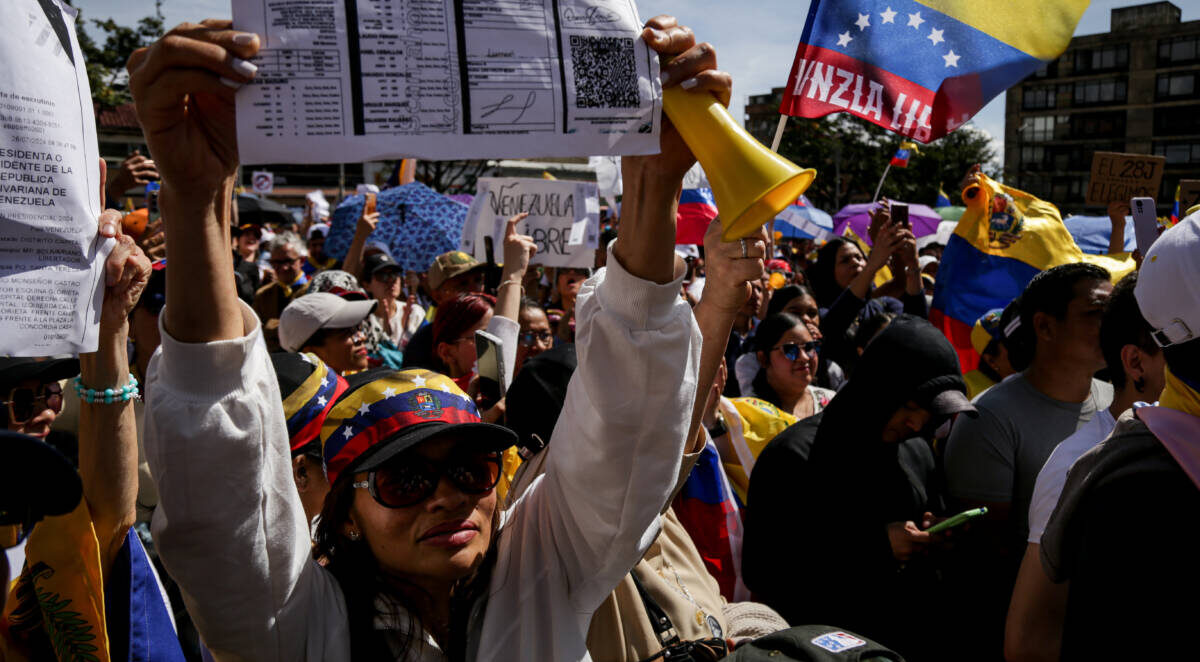 Cientos de ciudadanos venezolanos se manifiestan en la Plaza de Lourdes para exigir la salida de Nicolás Maduro de la presidencia. (Colprensa - Mariano Vimos)